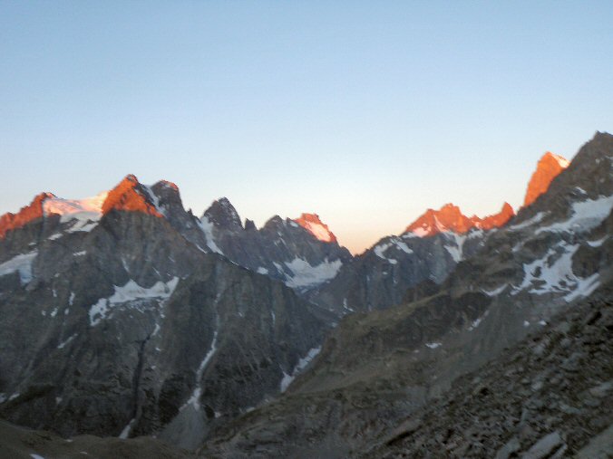 Aretes Cineastes 009.jpg - Le soleil levant illumine les sommets